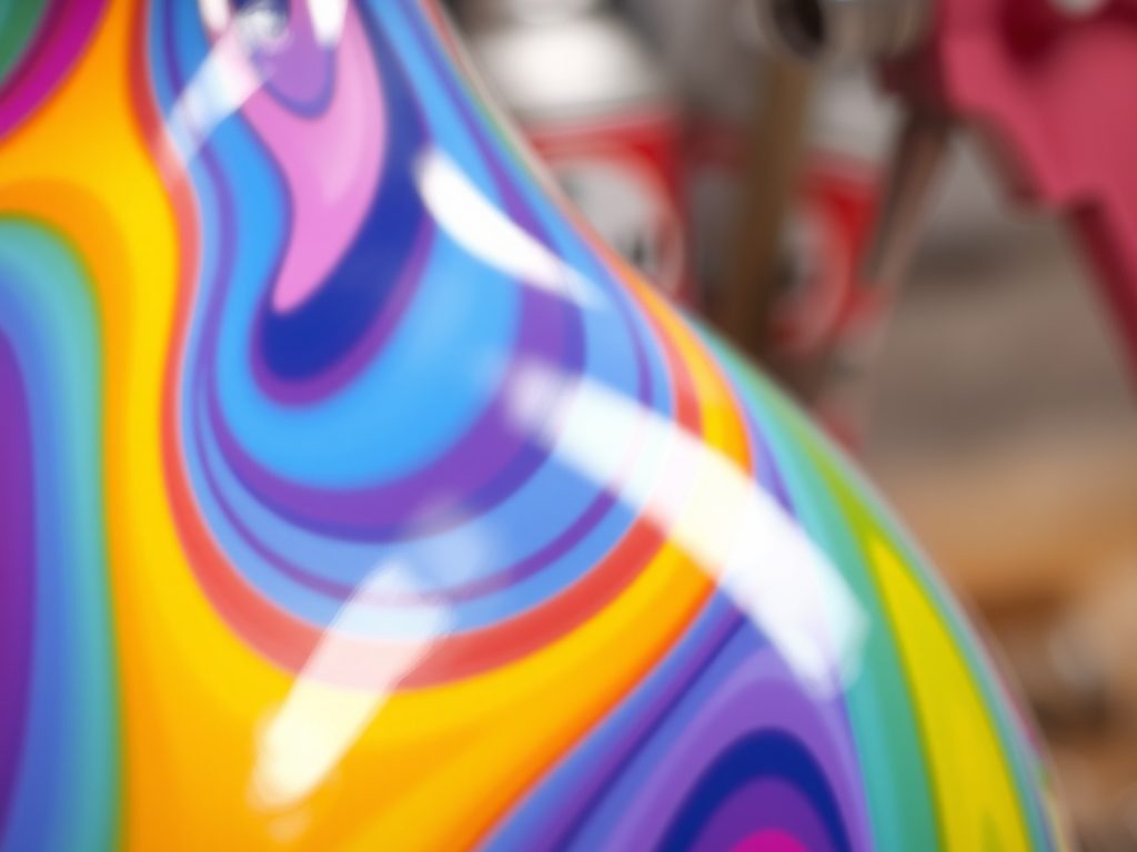 Jak malować dekoracje farbą w sprayu, by uniknąć zacieków i osiągnąć gładkie wykończenie